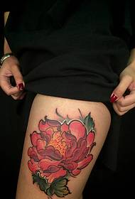 Tetovaža tetovaže cvijeta božura koja pada na bijele noge