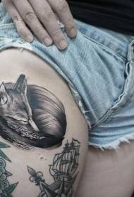 Lårfärg stil svart räv sova tatuering mönster