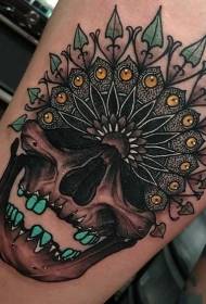 Crânio colorido de estilo fantasia e padrão de tatuagem de coroa tribal