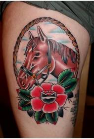 Augšstilbā skaists krāsains zirgs ar ziedu tetovējuma rakstu