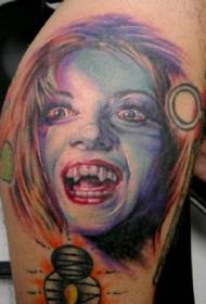 На плячы каляровы малюнак татуіроўкі дзяўчыны-вампіра