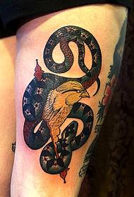 Шануйце сэксуальную татуіроўку змей на сцягне