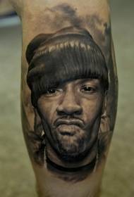 Realus vyro su tatuiruote portretas