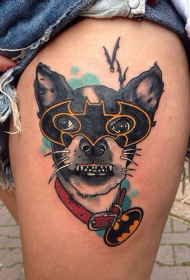 Ilustración de muslo estilo perro gracioso colorido con patrón de tatuaje de máscara de Batman