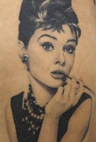 Realistysk swart en wyt prachtich Audrey Hepburn portret tatoeage patroan