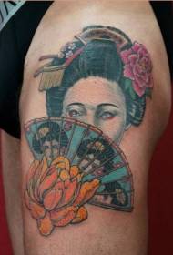 Thigh old school portret gejša u boji s cvjetnim uzorkom tetovaža