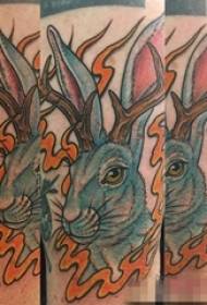 لڑکی کی ٹانگوں پر خرگوش ٹیٹو کی پینٹ