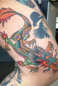 Ang simpleng kulay ng lumang paaralan ng nakakatawang pattern ng tattoo ng dragon