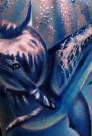 Lijep uzorak tetovaže plavog kita na nogama