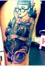Стігна реалістичні кольори красива жінка з візерунком татуювання старий фотоапарат