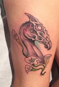 Femuro pentris florojn kaj krudajn tatuojn de drako