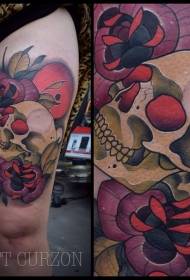 Kāju krāsas galvaskauss ar rožu tetovējuma rakstu