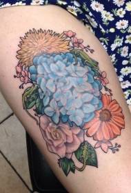 Színes virágok tetoválás a combon