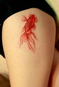 Tatuaż czerwoną kalmarową dziewczynę na udzie pomalowany tatuaż obraz czerwonego kalmara tatuaż