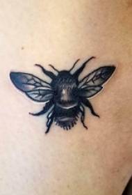 Pequeño tatuaje de abeja en el muslo del niño en una pequeña imagen de tatuaje de abeja