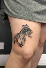 Инк златна рибица тетоважа девојка златна рибица таттоо слика на бедру