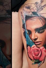 Dona de color de la cama amb un quadre de tatuatge de color rosa