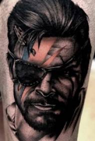 Karakter portret tattoo mannelijk karakter op schoot kleurrijk karakter portret tattoo foto