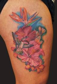 Svijetle havajski cvijeće i uzorak tetovaže ptica na bedru