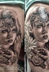 Dij zwart juweel met mooie vrouw tattoo patroon