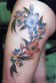 Μηρό όμορφο χρωματιστό μοτίβο τατουάζ λουλουδιών