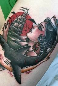 Unha muller de mariñeiros da vella escola de cor brazo cunha imaxe de tatuaxe de tiburón