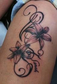 လှပသောအနက်ရောင်နှင့်အဖြူရောင် hawaiian ပန်းပွင့်ပေါင် tattoo ပုံစံ