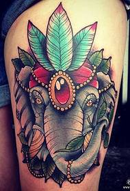 un patró de tatuatge d’elefants de cuixa