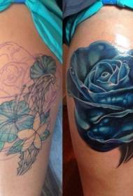 Буква многу реална шема на тетоважи со сина роза
