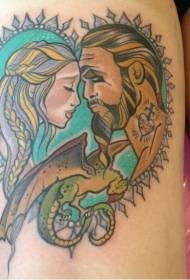 La vecchia scuola ha colorato il cuore del ritratto dell'eroe a forma di con il modello del tatuaggio del drago