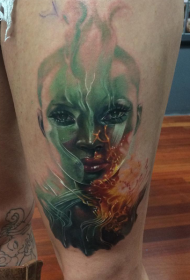 大腿彩色难以置信的女人与火焰纹身图案