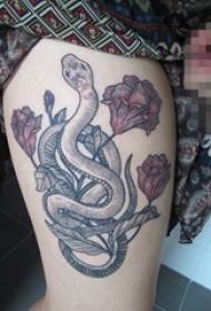 スケッチの創造的な人格のヘビの入れ墨の写真を描いた女性の太もも