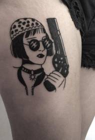 Μηρός μαύρο και άσπρο ηρωίδα κινηματογράφου με σχέδιο τατουάζ πιστόλι