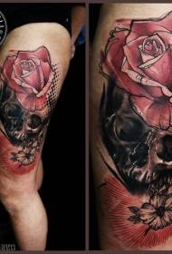 Kolor czaszki uda i wzór tatuażu w kolorze róży