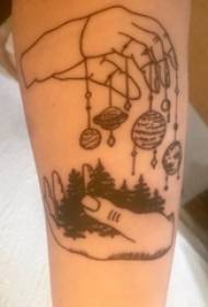 Meisjes dijen op zwarte steek eenvoudige lijn hand en planeet tattoo foto's