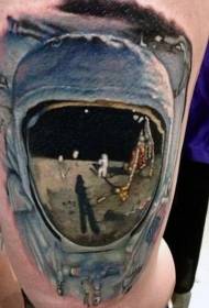 Šlaunies tikroviškai nudažytas astronautas pagal mėnulio tatuiruotės modelį