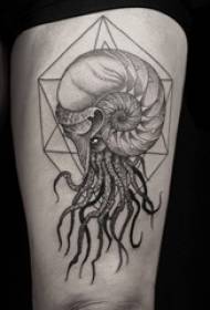 Abafana bamathanga kumaswidi amnyama amnyama wesiketi sokudweba izimbali ze-octopus tattoo