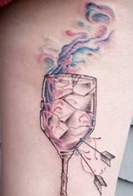 Coscia tatuaggio figura femminile ragazza coscia su bicchiere di vino colorato tatuaggio immagine