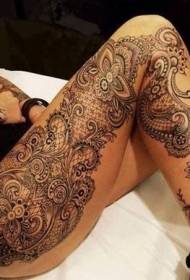 Svart blonder totem tatoveringsmønster på bena