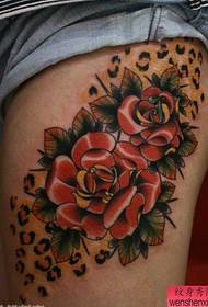 Uzorak tetovaže ruža bedara dijeli i tattoo show