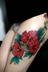Veliki uzorak tetovaže crvenog cvijeta na nogama
