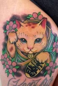 Coscia nuova scuola bellissimo gatto fortunato e motivo floreale tatuaggio giapponese