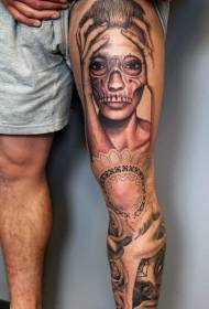 Ritratto in bianco e nero disegnato a mano unico della coscia con il modello del tatuaggio della maschera del cranio