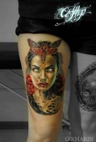 Blodig kvinnastående med lårfärg med tatueringsmönster för fjäril
