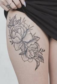 女孩的大腿上黑灰色素描點刺技術文學美麗的花紋身圖片