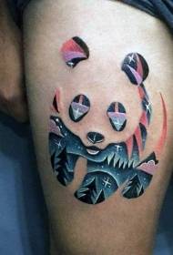 Gece gökyüzü ve orman dövme deseni ile uyluk renkli panda
