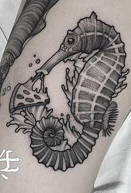Thigh Europe and the United States point seahorse cheese tattoo pattern