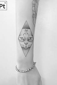 Małe ramię punkt tatuaż geometryczny kot mały wzór świeżego tatuażu