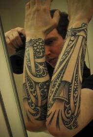 Patrón de tatuaxe de tótem rizado negro de brazo masculino