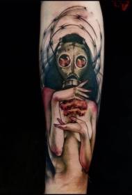 Misteriosa mujer de color con brazo con tatuaje de máscara de gas